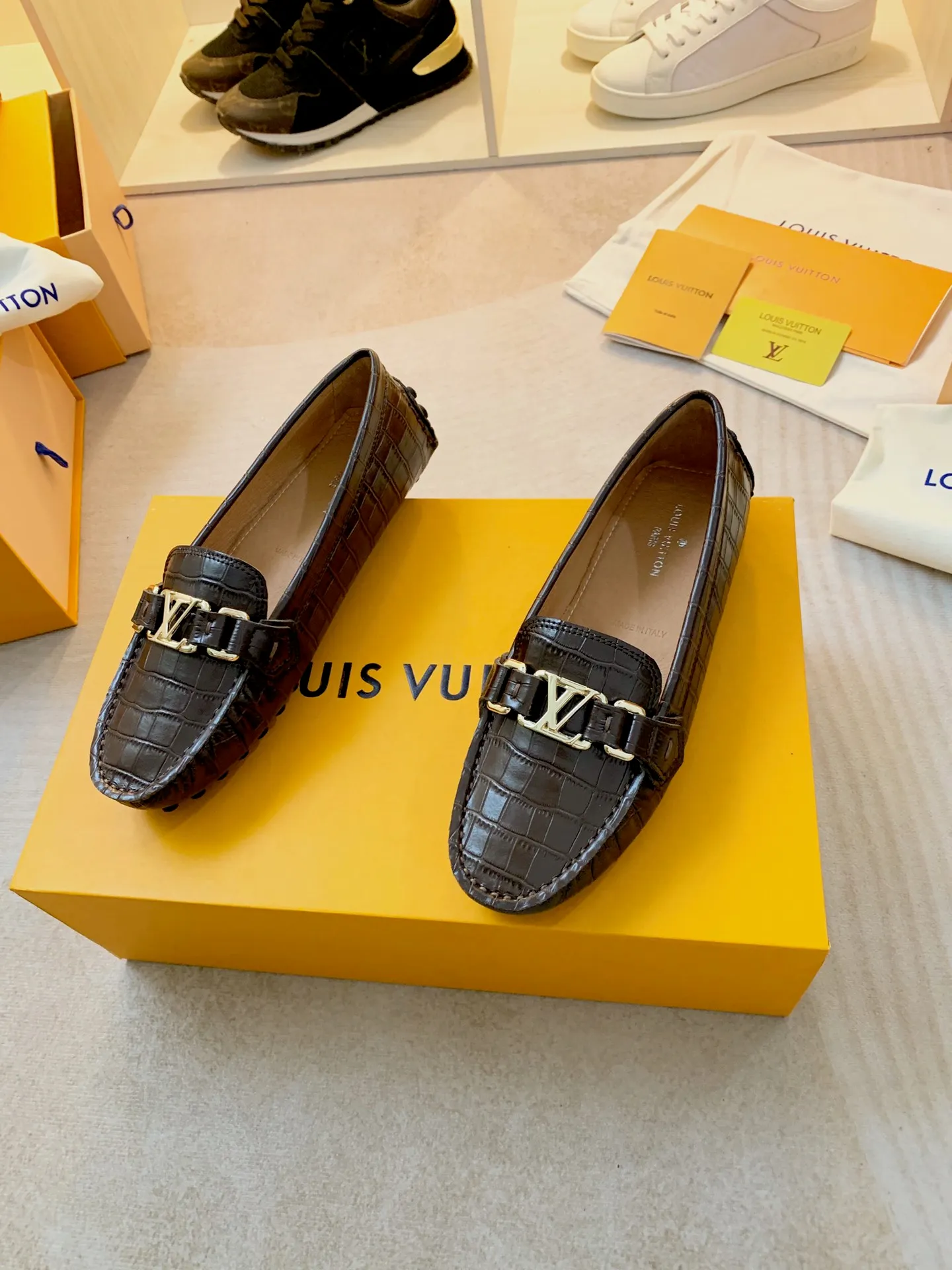 p460💰Couple model❤️🇫🇷 𝙇𝙤𝙪𝙞𝙨 𝙑𝙪𝙞𝙩𝙩𝙤𝙣 🇫🇷Louis Vuitton 2023 Classic𝓛𝓿 𝓣𝓻𝓪𝓲𝓷𝓮𝓻 Sports Series ➪➪➪¯ [Arizona Doudou Shoes Series] ▪️▪️▪️Arizona slip-on shoes are made of Monogram Eclipse canvas. Its hand-painted and dyed edges and hand-sewn uppers fully demonstrate Louis Vuitton's traditional shoemaking craftsmanship. This slip-on shoe is very lightweight. The integrated tongue and upper make it particularly comfortable and flexible. The soft outsole is equipped with rubber padding. Decorated with matching sash. Detailed features: ☑️Monogram Eclipse canvas ☑️Black Eclipse pattern ☑️Hand-painted shoe edges ☑️Hand-sewn uppers (each pair takes time to process) ☑️Integrated tongue and upper construction ☑️Outsole equipped with rubber lining ☑️size: 35_46